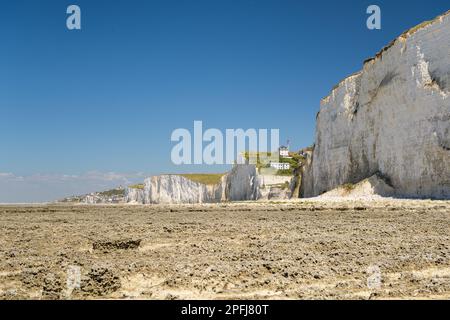 Küste und hohe Klippen nahe Ault an einem sonnigen Tag im Sommer, blauer Himmel, Nordfrankreich Stockfoto