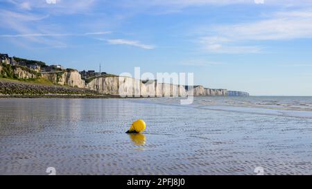 Küste und hohe Klippen nahe Ault an einem sonnigen Tag im Sommer, blauer Himmel, Nordfrankreich Stockfoto