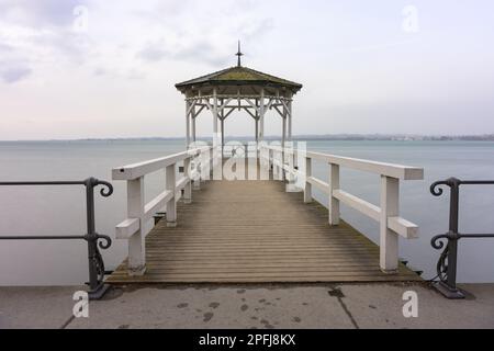 Fisherman's Fußgängerbrücke am Bodensee (Bodensee) in Bregenz (Österreich) an einem stürmischen Tag im frühen Frühjahr Stockfoto