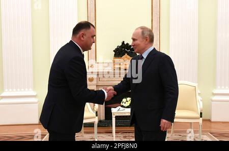 Moskau, Russland. 16. März 2023. Der russische Präsident Wladimir Putin begrüßt den südossetischen Anführer Alan Gagloyev, Linke, vor einem persönlichen Treffen im Kreml am 16. März 2023 in Moskau, Russland. Kredit: Mikhael Klimentyev/Kremlin Pool/Alamy Live News Stockfoto