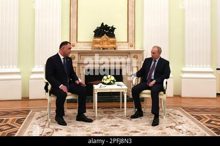 Moskau, Russland. 16. März 2023. Der russische Präsident Wladimir Putin beherbergt den südossetischen Führer Alan Gagloyev, Left, während eines persönlichen Treffens im Kreml am 16. März 2023 in Moskau, Russland. Kredit: Mikhael Klimentyev/Kremlin Pool/Alamy Live News Stockfoto