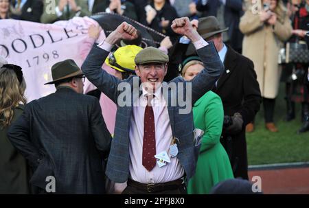 Die mit dem Boodles Cheltenham Gold Cup ausgezeichneten Verbindungen feiern im Gewinnergehäuse Rennsieger Galopin des Champs, geritten von Paul Townend Hor Stockfoto