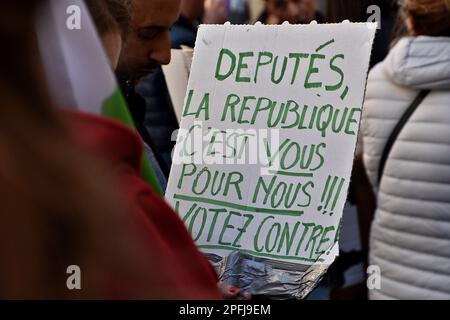 Marseille, Frankreich. 16. März 2023. Während der Demonstration hält ein Protestteilnehmer ein Plakat. Auf Wunsch mehrerer Lehrergewerkschaften demonstrieren Lehrer und Eltern von Schülern der Schulen Castellane Saint-André (16.) und Francois-Moisson (2.) vor der DSDEN (Department Direction of Education Services) gegen den wahrscheinlichen Kursabschluss zu Beginn des nächsten Schuljahres. Kredit: SOPA Images Limited/Alamy Live News Stockfoto