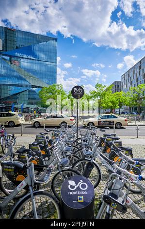 Berlin, Deutschland - 29. Juli 2021: City Bikes zur Miete in der Innenstadt von Berlin. Stockfoto