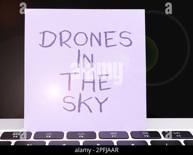 Schild mit Drohnen im Himmel. Konzeptionelle fotomoderne Luftkameratechnologie Stockfoto
