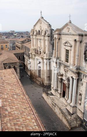 In Catania, Italien, an der 08-09-22, Benedectine Arch und wunderschöne Crociferi Straße im historischen Zentrum Stockfoto
