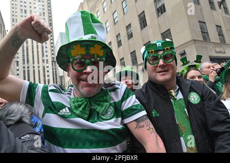 Menschen auf einer Parade feiern den St. Patrick&rsquo;s Day