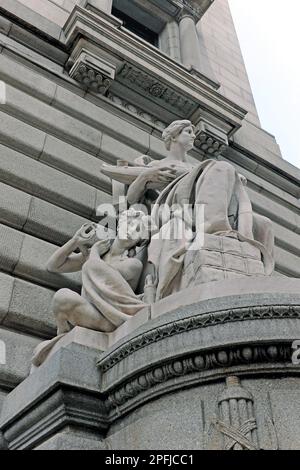 Daniel Chester French enthüllte seine öffentlich in Auftrag gegebene Skulptur Commerce im Jahr 1908, wo sie noch vor dem US-Gericht in Cleveland OH steht Stockfoto