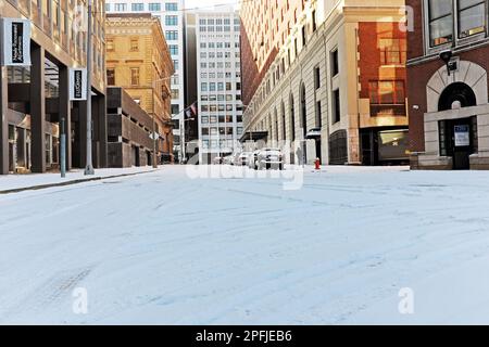 Schneebedeckte East 12. Street in der Innenstadt von Cleveland, Ohio, am 25. Februar 2023. Stockfoto