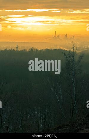 Dolni Vitkovice bei Sonnenuntergang - Foto zeigt Dolni Vitkovice (Niedervitkovice), ein historisches Industriegebiet in der tschechischen Stadt Ostrava bei Sonnenuntergang Stockfoto