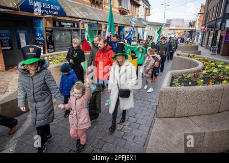 2023 St. Patrick's Day Parade in Warrington. Familien treten der Prozession bei Stockfoto
