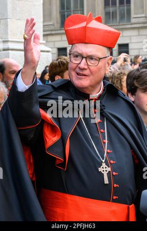 New York, USA. 17. März 2023. New York City Kardinal Timothy Dolan schwingt vor der St. Patrick's Cathedral während der St. Patrick's Day Parade am 17. März 2023. Etwa 150.000 Menschen marschieren jedes Jahr durch die Fifth Avenue in der größten St. Patrick's Day Parade, die seit 1762 jährlich stattfindet, um das irische Erbe zu feiern. Kredit: Enrique Shore/Alamy Live News Stockfoto