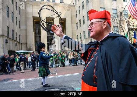 New York, USA. 17. März 2023. New York City Kardinal Timothy Dolan winkt den Teilnehmern vor dem St. Patrick's Cathedral während der St. Patrick's Day Parade am 17. März 2023. Etwa 150.000 Menschen marschieren jedes Jahr durch die Fifth Avenue in der größten St. Patrick's Day Parade, die seit 1762 jährlich stattfindet, um das irische Erbe zu feiern. Kredit: Enrique Shore/Alamy Live News Stockfoto