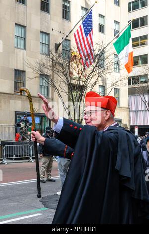 New York, USA. 17. März 2023. New York City Kardinal Timothy Dolan winkt den Teilnehmern vor dem St. Patrick's Cathedral während der St. Patrick's Day Parade am 17. März 2023. Etwa 150.000 Menschen marschieren jedes Jahr durch die Fifth Avenue in der größten St. Patrick's Day Parade, die seit 1762 jährlich stattfindet, um das irische Erbe zu feiern. Kredit: Enrique Shore/Alamy Live News Stockfoto