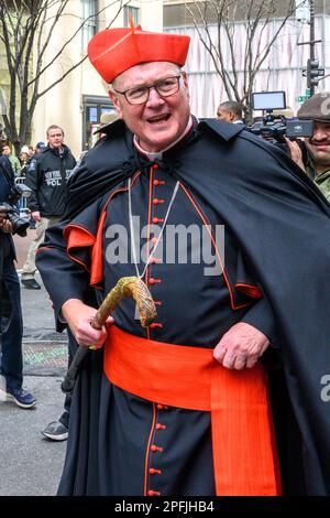 New York, USA. 17. März 2023. New York City Kardinal Timothy Dolan vor St. Patrick's Cathedral während der St. Patrick's Day Parade am 17. März 2023. Etwa 150.000 Menschen marschieren jedes Jahr durch die Fifth Avenue in der größten St. Patrick's Day Parade, die seit 1762 jährlich stattfindet, um das irische Erbe zu feiern. Kredit: Enrique Shore/Alamy Live News Stockfoto