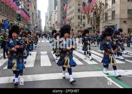 New York, USA. 17. März 2023. Eine Bande von Dudelsackern vom New Jersey Police Department nehmen am St. Teil Patrick's Day Parade am 17. März 2023 in New York City. Etwa 150.000 Menschen marschieren jedes Jahr durch die Fifth Avenue in der größten St. Patrick's Day Parade, die seit 1762 jährlich stattfindet, um das irische Erbe zu feiern. Kredit: Enrique Shore/Alamy Live News Stockfoto