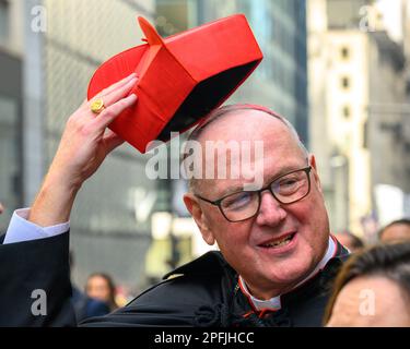 New York, USA. 17. März 2023. New York City Kardinal Timothy Dolan hebt seinen Hut vor St. Patrick's Cathedral während der St. Patrick's Day Parade am 17. März 2023. Etwa 150.000 Menschen marschieren jedes Jahr durch die Fifth Avenue in der größten St. Patrick's Day Parade, die seit 1762 jährlich stattfindet, um das irische Erbe zu feiern. Kredit: Enrique Shore/Alamy Live News Stockfoto