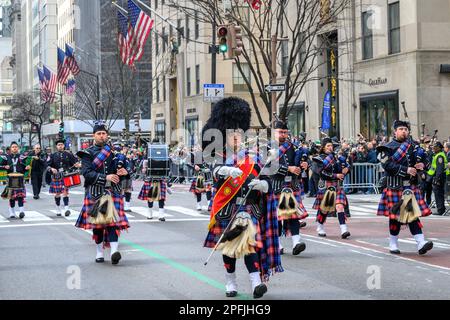 New York, USA. 17. März 2023. Eine Band von Dudelsackern nimmt am St. Patrick's Day Parade am 17. März 2023 in New York City. Etwa 150.000 Menschen marschieren jedes Jahr durch die Fifth Avenue in der größten St. Patrick's Day Parade, die seit 1762 jährlich stattfindet, um das irische Erbe zu feiern. Kredit: Enrique Shore/Alamy Live News Stockfoto