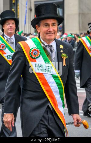 New York, USA. 17. März 2023. St. Patrick's Day Parade am 17. März 2023 in New York City. Etwa 150.000 Menschen marschieren jedes Jahr durch die Fifth Avenue in der größten St. Patrick's Day Parade, die seit 1762 jährlich stattfindet, um das irische Erbe zu feiern. Kredit: Enrique Shore/Alamy Live News Stockfoto