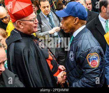 New York, USA. 17. März 2023. New York City Kardinal Timothy Dolan begrüßt New York City Bürgermeister Eric Adams vor St. Patrick's Cathedral während der St. Patrick's Day Parade am 17. März 2023. Etwa 150.000 Menschen marschieren jedes Jahr durch die Fifth Avenue in der größten St. Patrick's Day Parade, die seit 1762 jährlich stattfindet, um das irische Erbe zu feiern. Kredit: Enrique Shore/Alamy Live News Stockfoto