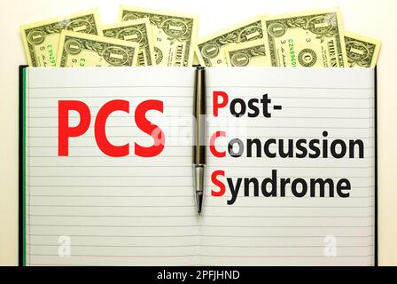 PCS-Postconcussion-Syndrom-Symbol. Konzeptbegriffe PCS-Postconcussion-Syndrom auf weißer Schrift auf einem schönen Hintergrund von Dollarnoten. Medizinische und Stockfoto