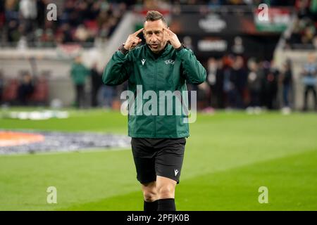 Budapest, Ungarn. 16h, März 2023. Schiedsrichter Artur Dias vor dem Spiel der UEFA Europa League zwischen Ferencvaros und Bayer Leverkusen in der Groupama Arena in Budapest gesehen. (Foto: Gonzales Photo - Balazs Popal). Stockfoto