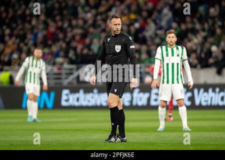 Budapest, Ungarn. 16h, März 2023. Schiedsrichter Artur Dias während des Spiels der UEFA Europa League zwischen Ferencvaros und Bayer Leverkusen in der Groupama Arena in Budapest. (Foto: Gonzales Photo - Balazs Popal). Stockfoto