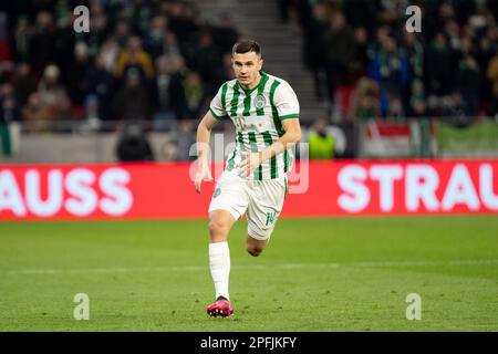 Budapest, Ungarn. 16h, März 2023. Amer Gojak (14) von Ferencvaros während des Spiels der UEFA Europa League zwischen Ferencvaros und Bayer Leverkusen in der Groupama Arena in Budapest. (Foto: Gonzales Photo - Balazs Popal). Stockfoto