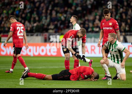 Budapest, Ungarn. 16h, März 2023. Jonathan Tah (4) und Robert Andrich (8) von Bayer Leverkusen beim Spiel der UEFA Europa League zwischen Ferencvaros und Bayer Leverkusen in der Groupama Arena in Budapest. (Foto: Gonzales Photo - Balazs Popal). Stockfoto