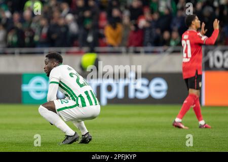 Budapest, Ungarn. 16h, März 2023. Myenty Abena (22) von Ferencvaros während des Spiels der UEFA Europa League zwischen Ferencvaros und Bayer Leverkusen in der Groupama Arena in Budapest. (Foto: Gonzales Photo - Balazs Popal). Stockfoto