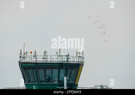 Die Roten Pfeile der Royal Air Force zeigen das Team BAE Hawk T1 Düsenflugzeuge auf der RAF Scampton über dem Flugkontrollturm. Wachdienst Stockfoto