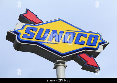 Bronx, NY - 15. März 2023: Nahaufnahme der Sunoco Tankstelle Schild am Himmel Stockfoto