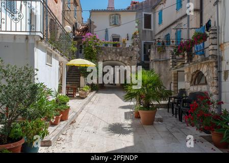 Malerische Ausblicke und Eindrücke von Omisalj, einer kleinen Stadt auf der Insel Krk aus der zeit der römer. Stockfoto