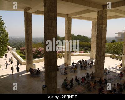 Gäste genießen den Schatten des Getty Center Garden Terrace Cafe mit Blick auf den Central Garden - 9. August 2017 Stockfoto