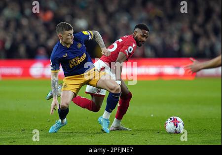 Kieran Trippier von Newcastle United und Emmanuel Dennis von Nottingham Forest (rechts) kämpfen beim Premier League-Spiel auf dem City Ground in Nottingham um den Ball. Foto: Freitag, 17. März 2023. Stockfoto