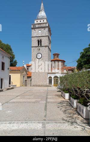 Glockenturm auf dem Hauptplatz von Omisalj. Omisalj ist eine kleine Stadt auf der Insel Krk, die bis in die römische Zeit zurückreicht. Stockfoto