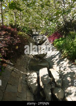 Getty Center Central Garden Stream im Sonnenlicht - 2017. August Stockfoto