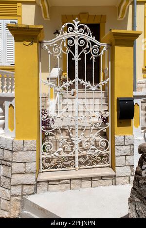 Malerische Ausblicke und Eindrücke von Omisalj, einer kleinen Stadt auf der Insel Krk aus der zeit der römer. Stockfoto