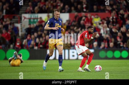 Der Emmanuel Dennis von Nottingham Forest reagiert, nachdem er während des Premier League-Spiels auf dem Stadtplatz in Nottingham ein Foul gegen ihn wegen eines Angriffs auf dem Kieran Trippier von Newcastle United (links) verhängt hat. Foto: Freitag, 17. März 2023. Stockfoto