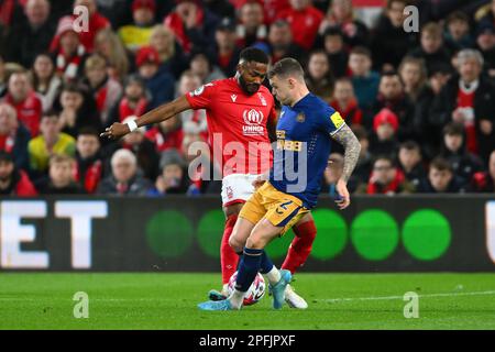 Emmanuel Dennis vom Nottingham Forest fouls Kieran Trippier of Newcastle United während des Premier League-Spiels zwischen Nottingham Forest und Newcastle United am City Ground, Nottingham, am Freitag, den 17. März 2023. (Foto: Jon Hobley | MI News) Guthaben: MI News & Sport /Alamy Live News Stockfoto