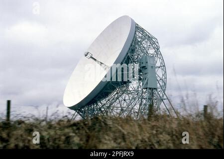 Nahaufnahme des Lovell Radio Telescope - Jodrell Bank Observatory - vom Zugfenster zwischen Crewe und Manchester aus gesehen Stockfoto