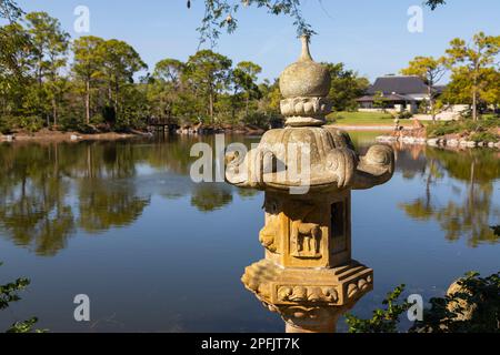 Steinlaterne am See, Morikami-Museum und japanischer Garten Stockfoto