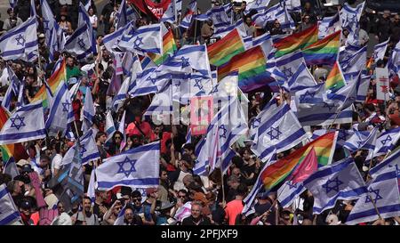 TEL AVIV, ISRAEL - MÄRZ 16: Während einer Demonstration gegen die neue rechtsgerichtete Koalition des israelischen Ministerpräsidenten Benjamin Netanjahu und die von ihr vorgeschlagenen gerichtlichen Änderungen halten regierungsfeindliche Demonstranten israelische Flaggen und traditionelle schwule Stolz-Regenbogenflaggen. Am 16. März 2023 in Tel Aviv, Israel. Kredit: Eddie Gerald/Alamy Live News Stockfoto