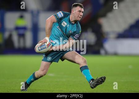 Huddersfield, Großbritannien. 17. März 2023. Harry Smith #7 of Wigan Warriors läuft mit dem Ball während des Spiels der Betfred Super League Round 5 Huddersfield Giants vs Wigan Warriors im John Smith's Stadium, Huddersfield, Großbritannien, 17. März 2023 (Foto von James Heaton/News Images) Credit: News Images LTD/Alamy Live News Stockfoto