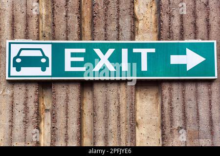 Grünes Schild an Betonwand, Schild mit Piktogramm Auto, Inschrift Ausgang, Fährhafen, Aland, Aland Inseln, Alandinseln, Finnland Stockfoto