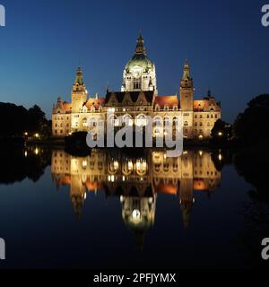 Neues Rathaus oder Neues Rathaus in Hannover, Deutschland, beleuchtet bei Nacht Stockfoto