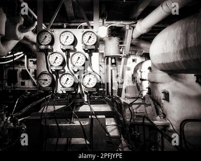 Druckventile auf HMS Belfast Stockfoto