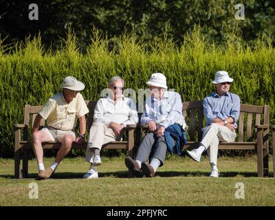 ISLE OF THORNS, SUSSEX/UK - SEPTEMBER 11 : Zuschauer bei einem Lawn Bowls Match am Isle of Thorns Chelwood Gate in Sussex am 11. September 2016. Stockfoto