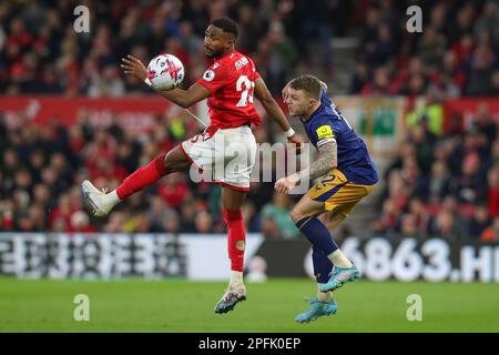 Nottingham, Großbritannien. 17. März 2023. Emmanuel Dennis #25 von Nottingham Forest und Kieran Trippier #2 von Newcastle United kämpfen um den Ball während des Premier League-Spiels Nottingham Forest vs Newcastle United in City Ground, Nottingham, Großbritannien, 17. März 2023 (Foto von Gareth Evans/News Images) in Nottingham, Großbritannien, am 3./17. März 2023. (Foto: Gareth Evans/News Images/Sipa USA) Guthaben: SIPA USA/Alamy Live News Stockfoto