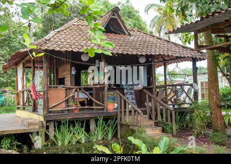 Tortuguero, Costa Rica - Ein typisches Haus in diesem kleinen Dorf neben dem Tortuguero Nationalpark. Das Haus wird aufgezogen, weil Tortuguero auf einer schmalen Fläche steht Stockfoto